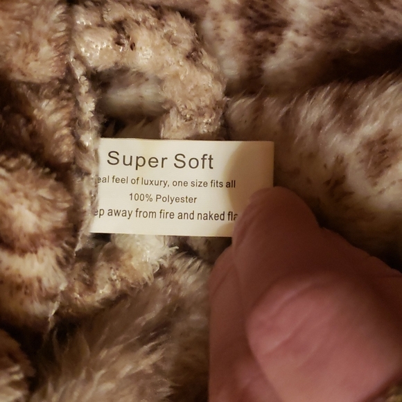 NWOT super soft bathrobe - Picture 3 of 4
